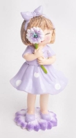 TAVASZI POLY FIGURA LÁNY+VIRÁG ÁLLÓ 5X10CM LILA 499917